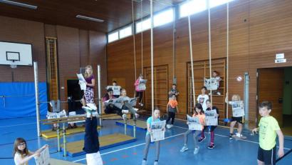 Bild: exb
Die Schüler der Grundschule Schönsee beim Zeitung lesen.
