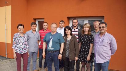 Bild: mmj
Die Bürgermeister aus Schönsee, Stadlern und Weiding mit ihren tschechischen Kollegen aus Drahotin, Poběžovice und Hora Svatého Václava, zusammen mit den beiden Vorsitzenden der Mikroregion Dobrohost Hynek Riha (Vierter von links) und Dominika Adamcová (Dritte von rechts) sowie Dolmetscherin Mirka Sebestova (links).