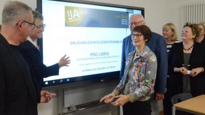 Bild: Kunz
Die Leiterin der Regionalbibliothek Sabine Guhl (Zweite von links) und Pro Libris-Chef Stefan Kunnert (links) stellen den Mitgliedern das neue Smartport vor.