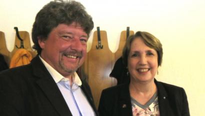 Bild: Hirsch
Ortsvorsitzender Andreas Weinmann (links) bedankte sich bei der Landtagsabgeordneten Annette Karl (rechts) für die Mitbetreuung des Landkreises Schwandorf, der nun keinen eigenen SPD-Abgeordneten mehr im Parlament hat.