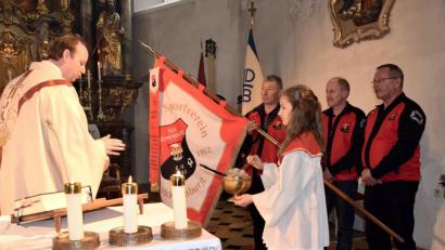 Bild: bö
Ein Festtag für den TuS Hohenburg war die Weihe einer neuen Vereinsfahne für den Sportverein durch Pfarrer Hans-Jürgen Zeitler in der Pfarrkirche St. Jakobus.