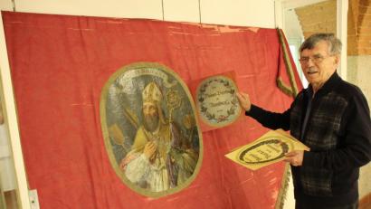 Bild: mp
Der heilige Bonifatius steht im Zentrum der prächtigen Standarte des "Bräuer-Vereins zu Neunburg". Der Fotodruck, den Museumsleiter Theo Männer daneben hält zeigt die Rückseite. Im Schwarzachtaler Heimatmuseum wird die neue Sonderausstellung "Kirchliche Fahnen" vorbereitet.