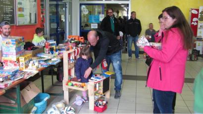 Bild: sei
Sogar ein gut bestückten Kaufladen gibt es beim Schülerflohmarkt in der Aula.