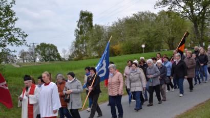 Bild: gi
Betend und singend ziehen die Gläubigen von der Pfarrkirche zur Wieskirche um mit der ersten Pilgermesse das Wallfahrtsjahr zu eröffnen.