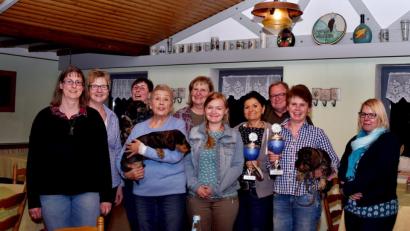 Bild: ds
Gruppenbild mit Vierbeinern: Verantwortung im Dachshundclub übernehmen (von links) Anke Vorndran (Ersatzkassenprüferin), Corinna Heckel (Schriftführerin), Claudia Siebenhaar (Ersatzdelegierte), Sigrid Wannhoff (Delegierte), Helga Häusl (Erste Vorsitzende), Ramona Baskurt (Kassenführung), Silvia Scheuerer (Zweite Vorsitzende), Wolf Söllner (Kassenprüfer), Monika Plank (Ausstellungssiegerin) und Monika Meyer (Kassenprüferin).