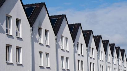 Symbolbild: Julian Stratenschulte/dpa
Die Mieten in der Oberpfalz steigen.