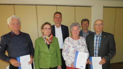 Bild: adj
Manfred Kleber, Margit Fiedler und Ewald Kische (mit Urkunden, von links) erhalten für ihre jahrelange Treue Auszeichnungen vom VdK.