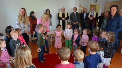 Bild: jr
Den kirchlichen Segen erhielten jetzt die neuen Räume für die fünfte Kinderhausgruppe im Kinderhaus „Die kleinen Hankerler". Mit dabei waren die zwanzig Kinder und ihre Betreuerinnen, sowie im Hintergrund die Ehrengäste mit (von links) Kinderhausleiterin Sigrid Eger, Stadtpfarrer Anton Witt, Bürgermeister Roland Grillmeier, Architekt Michael Lang-Scharli und Pfarrer Martin Schlenk.