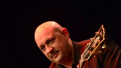 Bild: exb
Der Gitarrist Wawau Adler ist auf allen großen Festivals zu Hause. Mit Marian Petrescu (Piano), Joel Locher (Kontrabass) und Guido May (Schlagzeug) bringt er die Musik von Django Reinhardt und Oscar Peterson ins Bistrot Paris nach Weiden.