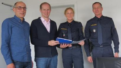 Bild: kö
Der Blick in die Verkehrsunfall- und die Kriminalitätsstatistik sorgt für entspannte Gesichter. Polizeihauptkommissar Stefan Weinberger und PI-Leiterin, Erste Polizeihauptkommissarin Sabine Roidl, informierten Bürgermeister Konrad Kiener und Geschäftsleiter Stefan Falter beim Sicherheitsgepräch über die aktuelle Lage.