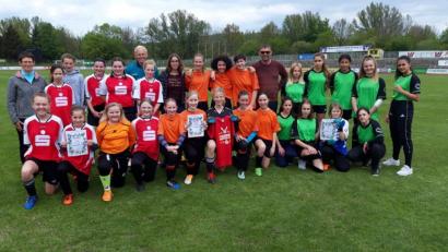Bild: gel
Die Mädchen aus dem Max-Reger-Gymnasium (orangefarbene Trikots) sind Stadtmeister im Mädchenfußball der Altersklasse III. Platz zwei ging an die Decker-Schulen (links), Rang drei an die Dreifaltigkeitsschule.