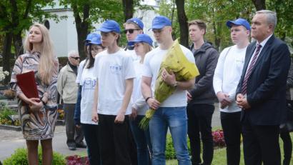 Bild: Gabi Schönberger
Vertreterin der Technischen Universität Tambov, Marina Blüm (links), und Studierende gedachten am 8. Mai zusammen mit Oberbürgermeister Kurt Seggewiß den im zweiten Weltkrieg gefallenen russischen Kriegsgefangenen.