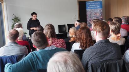 Bild: Bühner
Das Hauptreferat der achten Demokratie-Konferenz hält Annette Seidel-Arpaci von der Informationsstelle Antisemitismus Bayern (RIAS).