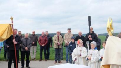 Bild: ohr
Beim Flurumgang der Pfarrgemeinde Stulln erteilte Pfarrvikar Joseph Kokkoth am zweiten Altar in der Nähe des „Hausmannstodl“ den kirchlichen Segen. Im Mittelpunkt der Betrachtungen stand der schöpferische Kraft des Geistes.