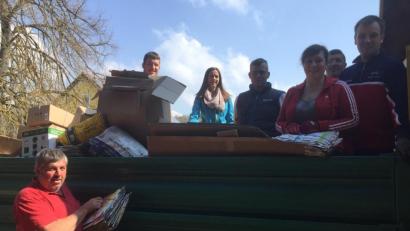 Bild: lep
Die Mitglieder der Katholischen Landjugend in Aktion: In Burggrub leeren sie den Kipper und füllen das Material in den bereitgestellten Container um. Am Ende des Tages war der Container randvoll mit Altpapier für einen guten Zweck.