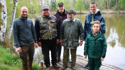 Bild: wro
Die Siegerehrung fand am Schönhaider Troiteich statt. Im Bild – von links – Vorsitzender Daniel Hechtl, Stefan Thoma, Matthias Zwerenz, Günther Brosch, Jeremias Froschauer und Hannes Hechtl.