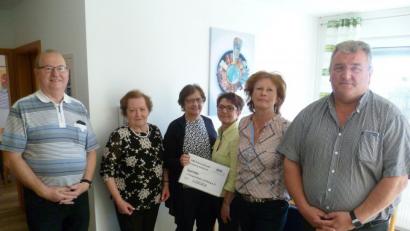 Bild: usc
Eine Spende über 1500 Euro übergibt der Kreisvorstand des VdK an den Amberger Hospizverein (von links): Hans Ludwig, Marianne Kies-Baldasty, Irmgard Huber, Angela Hering, Erika Renner und Franz Senft.