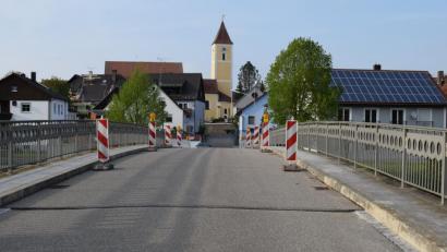 Bild: bnr
An der Schwarzachtalbrücke in Altendorf müssen kleinere Schäden beseitigt werden. Die Arbeiten werden sich drei Wochen hinziehen.