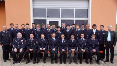 Bild: bkr
Die Feuerwehr Zinst war Gastgeber für den dreitägigen Sprechfunklehrgang. Alle 24 Teilnehmer haben ihn bestanden. Dazu gratulieren Bürgermeister Günter Kopp, die Kreisbrandinspektoren Stefan Gleißner (von rechts) und Otto Braunreuther (links) sowie Kreisbrandmeister Dieter Höfer (sitzend links).