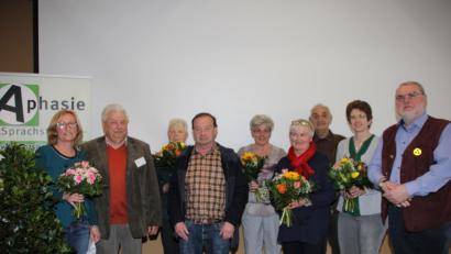 Bild: ads
Aphasie-Regionalgruppenleiter Manfred Belusa (Zweiter von links) dankte allen, die mit ihm seit zehn Jahren für eine erfolgreiche Arbeit sorgen, darunter Renate Belusa, Ernst Ziegler, Elfriede Übler, Margareta Bachl, Georg Übler, Heidi Ziegler und Anton Bachl. Heike Frankenberger (links), Leiterin des Beratungszentrums Oberfranken für Menschen nach erworbener Hirnschädigung, gratulierte ebenfalls zum Zehnjährigen.