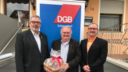 Bild: exb
Ortskartellvorsitzender Thomas Hiltl (links) und Kreisverbandsvorsitzender Wolfgang Kurzendorfer (rechts) würdigten die Leistungen von Helmut Fiedler, dem DGB-Abteilungsleiter für grenzüberschreitende Beziehungen, und verabschiedeten ihn aus dem Dienst.