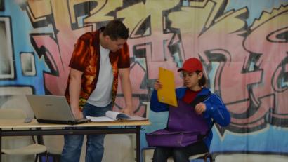 Bild: dob
Die 17-jährige Lea (Judith Mundinger) träumt davon, Sängerin zu werden und bewirbt sich bei einer Casting-Agentur bei Richard Rabeus.