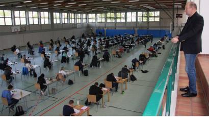 Bild: wro
Aus der Dreifach-Turnhalle am BSZ ist ein Prüfungsort geworden. Oberstudiendirektor und Schulleiter Dr. Wolfgang Eckstein schaut von der Galerie auf die rund 120 Schüler.