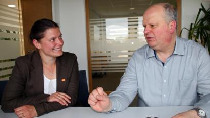 Bild: jrh
Bienenkönigin Agnes Becker (links) und Gendarm Klaus Mrasek: Die beiden ÖDP-Politiker verspüren seit dem erfolgreichen Bürgerbegehren „Artenvielfalt“ einen Aufschwung für ihre Partei. Bei der Europawahl rechnen sie mit vier Prozent und den Einzug von drei Kandidaten.