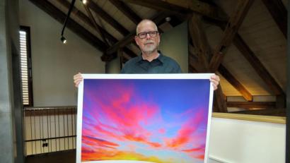 Bild: ubb
Nur ein Beispiel von 80 Himmelsdarstellungen: Auch den Stiftländer Abendhimmel hat Jürgen Klein eindrucksvoll aufs Fotopapier gebannt. Eine Momentaufnahme, die niemals mehr so zu sehen sein wird.