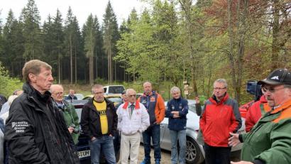 Bild: Michael Ascherl
Begeistert von den gepflegten Waldwegen, auf der es leider nicht "fliegen" lassen darf: Walter Röhrl (links) mit einem Fan.