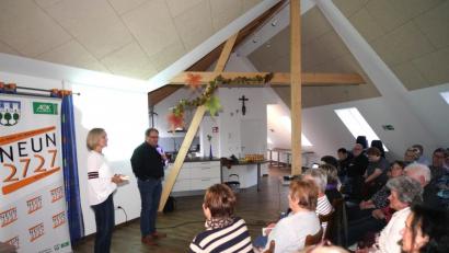 Bild: fvo
NEUN2727-Koordinatorin Doris Völkl (links) und Dr. Markus Wittmann freuen sich über das große Interesse am Vortrag über den Schlaf.