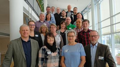 Bild: Stadt Amberg, Thomas Graml
Schwerbehindertenvertreter aus Amberger Behörden und Dienststellen treffen sich zur ersten Tagung. Mit dabei sind Initiator Martin Kroher (links vorne) und Bürgermeister Martin Preuß (hinten, Zweiter von links).