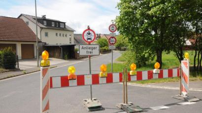 Bild: ge
Hier an der Einfahrt nach Unterschwaig von der Eisenhämmerstraße aus verdeutlichen seit Donnerstag Hinweis- und Sperrschilder, dass Durchfahrtsverkehr nicht erlaubt ist.