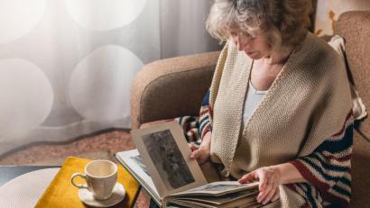 Bild: e_serebryakova – stock.adobe.com
Warum haben wir meistens eine rosarote Brille auf, wenn wir an vergangene Zeiten denken?