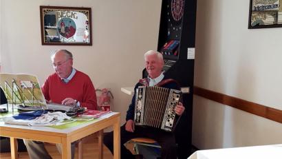 Bild: exb
Richard Bugl sen. (Zither) und Hans Giesl (Steirische Harmonika) unterhielten die Besucher des Seniorencafés musikalisch.