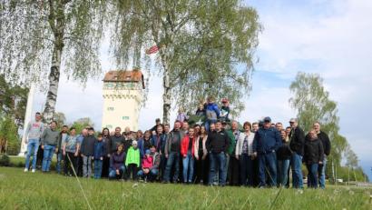 Bild: exb
Die Reisegruppe am Wassertrum und Aufmarschplatz.