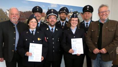Bild: Hirsch
Oberbürgermeister Andreas Feller (rechts) verlieh die Ehrenamtskarte in Blau an Herbert Ach, Bettina Schwab, Bernhard Schmid, Christian Suchomel, Daniel Schwab, Cornelia Lang und Christian Roidl (von links)