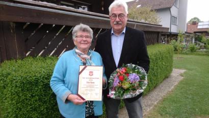 Bild: prh
Überwältigt ist Erna Hauer (links), als ihr Pfarrer Jozsef Csiby, der extra aus Rumänien angereist war, zu ihrem 80. Geburtstag eine Dank- und Anerkennungsurkunde überreicht. Auch Bürgermeister Rupert Troppmann (rechts) gratuliert Hauer zum Ehrentag.
