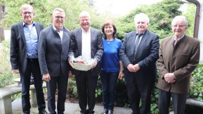 Bild: Stadt Tirschenreuth
Konrad Zant feierte seinen 70. Geburtstag. Im Bild der Jubilar (Dritter von links) mit Ehefrau Luise sowie (von links) Dritter Bürgermeister Norbert Schuller, Bürgermeister Franz Stahl und (von rechts) Stadtrat Karl Berr und Zweiter Bürgermeister Peter Gold.