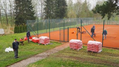 Bild: gz
Im Frühjahr müssen Mitglieder die Plätze des Tennisclubs für den Spielbetrieb vorbereiten.