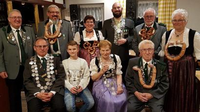 Bild: R. Kreuzer
Die erfolgreichen Schützen freuen sich über die Ehrung (vorne, von links) Johann Bäumler, Marcel Andes, Lotte Bruckner, Heiner Bruckner sowie (stehend, von links) Schützenmeister Hubert Heckl, Armin Ertl, Emma Dworzak, Felix Kastner, Wolfgang Henrichen und Käthe Grünwald.