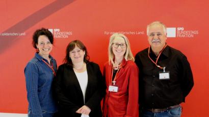 Bild: exb
Am Betriebsrätedialog in Berlin nahmen (von links) Patricia Groth, MdB Marianne Schieder, Susanne Bankhead und Klaus Langenbach teil.