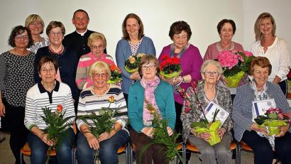 Bild: R. Kreuzer
Der Frauenbund St. Elisabeth ehrt seine Mitglieder. Pfarrer Peter Brolich gratuliert.