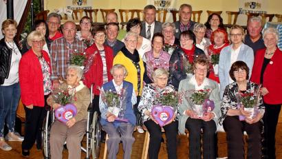 Bild: R. Kreuzer
Bei der Mutter- und Vatertagsfeier der Arbeiterwohlfahrt gibt es neben roten Rosenstöckchen auch Pralinen. Besonders geehrt werden die ältesten Mütter und Väter der AWO mit Franziska Wagner (links).