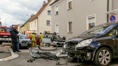 Bild: Hösamer
Der Kleinbus (im Hintergrund) nahm dem Opel (im Vordergrund) in der Friedrich-Wilhelm-Weber-Straße die Vorfahrt. In Folge des Zusammenstoßes wurde der Bus ausgehebelt und landete auf dem Dach. Drei Personen wurden verletzt.