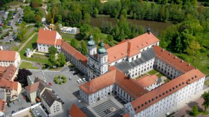 Luftbild (Archiv): Michael Ascherl
Das durch das Kloster Waldsassen (Bild) über Jahrhunderte geprägte Stiftland soll Unesco-Weltkulturerbe werden. Jetzt war das Bestreben auch ein Thema im Gemeinderat Leonberg. Ein Beschluss über die Regionaplan-Änderungen wurde erst einmal vertagt.