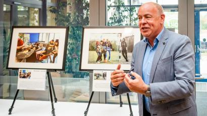 Bild: Frederic Glaser
Bürgermeister Roland Strehl ist beeindruckt von den Bildern zur Foto-Ausstellung „Heldenhafte Mittelschule Kümmersbruck“. Er lobte die Schüler für ihre Kreativität.