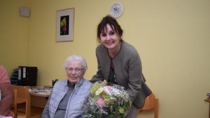Bild: bnr
Margarete Troidl freut sich, dass sie an ihrem 103. Geburtstag noch so fit ist. Der ältesten Bürgerin der Stadt gratulierte stellvertretende Bürgermeisterin Johanna Mertins mit einem Blumenstrauß bereits am Vortag.