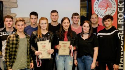 Bild: tkr
In der Jahreshauptversammlung zeichnete HV-Vorsitzender Michael Lang (Zweiter von rechts) die trainingsfleißigsten und treffsichersten Spieler aus.