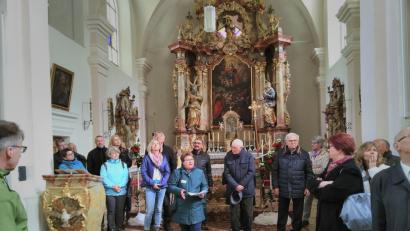 Bild: mma
Eveline Eckl führte die Gruppe auf dem Frohnberg in und um die Wallfahrtskirche.